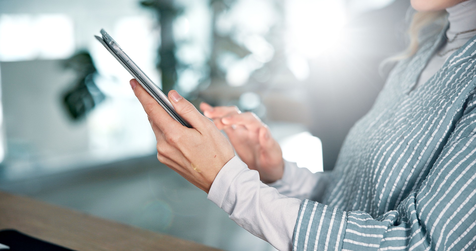 Mains, tablette et femme d’affaires lisant ou faisant des recherches, stratège de marque avec vérification des e-mails et communication. Notification, application de médias sociaux et défilement pour obtenir des informations sur le marché, la gestio