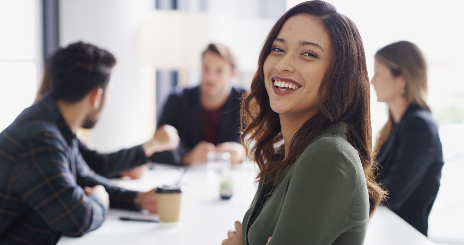 Portrait, ouvrier ou femme heureuse en rencontre avec une agence de confidence, de groupe ou de relations publiques. Business, media manager et publiciste dans la salle du conseil d’administration pour la notoriété de la marque, la campagne et le proje
